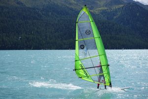 Αυτό το ελληνικό νησί είναι ανάμεσα στους πέντε καλύτερους προορισμούς για ιστιοσανίδα