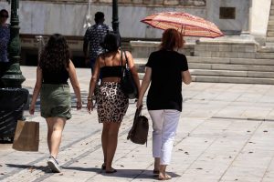 Καιρός: Ζέστη, σκόνη και αέρας αναμένονται για τη Δευτέρα