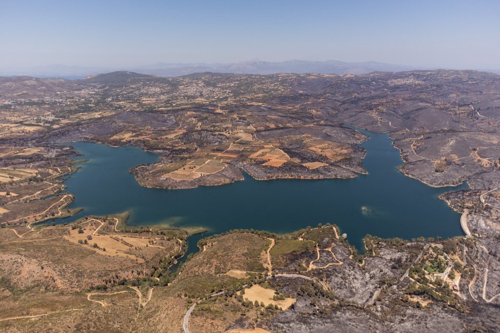 ΣΥΡΙΖΑ για Ρωμανό: Και τοξικός και αδιάβαστος, ενώ καπνίζουν ακόμα τα αποκαΐδια στην Πεντέλη