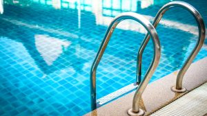 Ρόδος: Ελεύθεροι οι δύο κατηγορούμενοι για το τρίχρονο κοριτσάκι που βρέθηκε στον πυθμένα πισίνας ξενοδοχείου