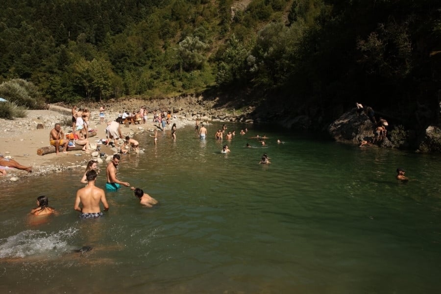 Βουνό και… θάλασσα μαζί; Η πιο hot «παραλία» της Πίνδου βρίσκεται σε υψόμετρο 1.000 μέτρων