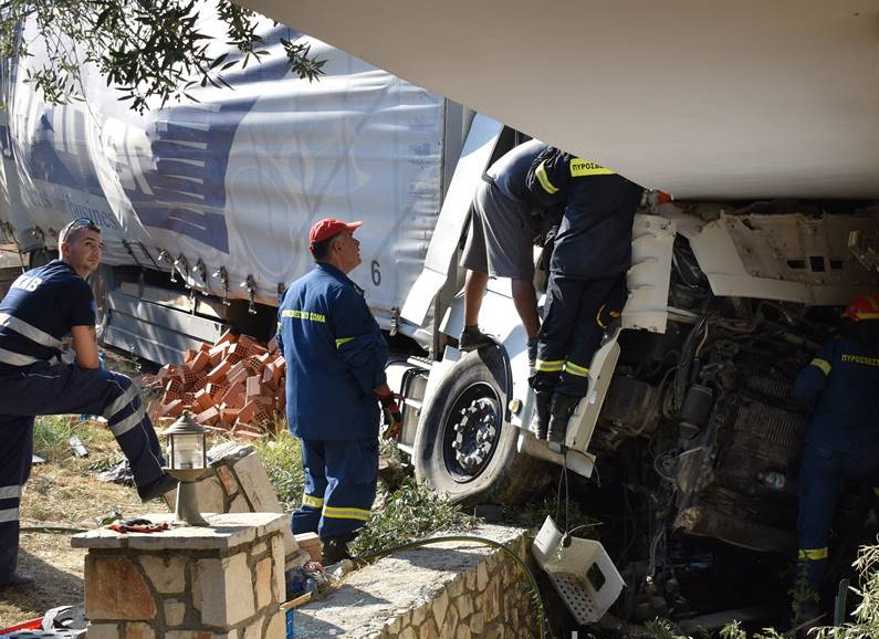 Τροχαίο στη Ζάκυνθο: Φορτηγό ξέφυγε από τον δρόμο και «καρφώθηκε» σε σπίτι – Δύο τραυματίες
