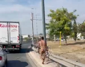 Δείτε το βίντεο: Έκανε γυμνός… βόλτα στον Κηφισό
