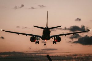 Μαρτυρία επιβάτιδας στην πτήση τρόμου από Θεσσαλονίκη: «Νόμιζα ότι κάποιος κατά λάθος είχε ανοίξει την πόρτα κινδύνου»