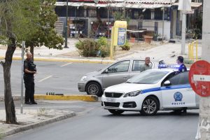 Κινηματογραφική καταδίωξη στον Άγιο Δημήτριο: Κλεμμένο αυτοκίνητο «σπάει» τζαμαρίες και μοτοσικλέτες
