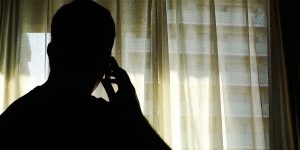 «Κυρία Δάφνη, η τράπεζα θα δει τις λίρες μέσω του δορυφόρου» – Οι απίστευτοι διάλογοι με τα θύματα απάτης