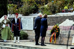 Σταϊνμάγερ: «Ζητώ συγχώρεση για τα βαριά εγκλήματα που διέπραξαν οι Γερμανοί»