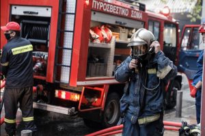 Συναγερμός για φωτιά στο Πέραμα – Αναφορές για εκρήξεις