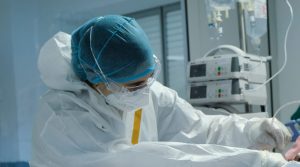 ΕΟΔΥ: 19 θάνατοι με covid-19, 580 νέες εισαγωγές την τελευταία εβδομάδα