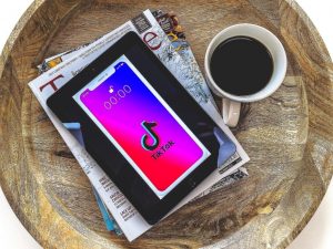 TikTok: Η «μαμά» εταιρεία ByteDance το έριξε στο… διάβασμα – Τώρα θέλει να εκδώσει βιβλία