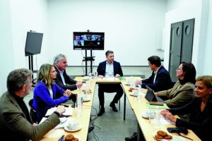 Συνταγή αντιπολίτευσης με κοινωνικό στίγμα