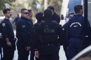Έκρηξη στους Αμπελόκηπους: Στο δικαστήριο ο 31χρονος και η 30χρονη σύντροφός του