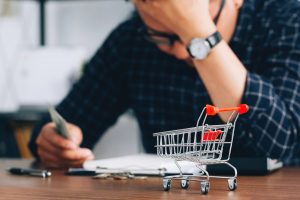 Aκρίβεια: Ένα στα δύο νοικοκυριά δύσκολέυεται να τα βγάλει πέρα