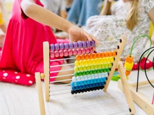 Από σήμερα ξεκίνησαν οι αιτήσεις: Vouchers έως 800 ευρώ ανά παιδί – Τι να κάνουν οι γονείς