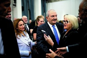 Γαλάζιοι πονοκέφαλοι στο Μαξίμου