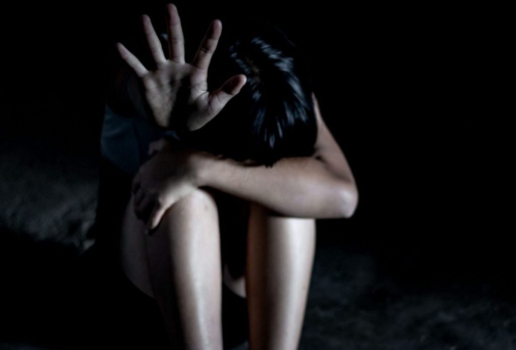 Υπόθεση ομαδικού βιασμού 19χρονης στο Α.Τ. Ομονοίας: «Όταν ζητούσα βοήθεια ο ένας ξεκίνησε να με φιλά στο λαιμό»