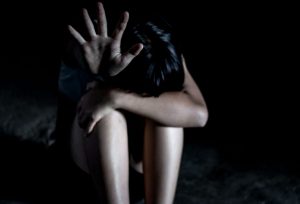 Υπόθεση ομαδικού βιασμού 19χρονης στο Α.Τ. Ομονοίας: «Όταν ζητούσα βοήθεια ο ένας ξεκίνησε να με φιλά στο λαιμό»