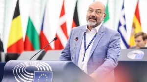 Σάκης Αρναούτογλου: Η εμπορική συμφωνία της ΕΕ με τις ΗΠΑ είναι το πρώτο κεφάλαιο μιας νέας σχέσης εξάρτησης