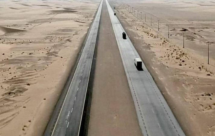 Η πιο ευθεία διαδρομή του κόσμου διασχίζει μια ολόκληρη έρημο