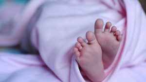 Πάτρα: Τα σοκαριστικά ευρήματα για τον θάνατο του βρέφους – Κακοποίηση ή μηνιγγοεγκεφαλίτιδα;