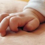Θεσσαλονίκη: Γονείς παράτησαν το μωρό τους στο μπαλκόνι και πήγαν για ύπνο