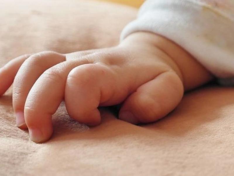 Θεσσαλονίκη: Γονείς παράτησαν το μωρό τους στο μπαλκόνι και πήγαν για ύπνο