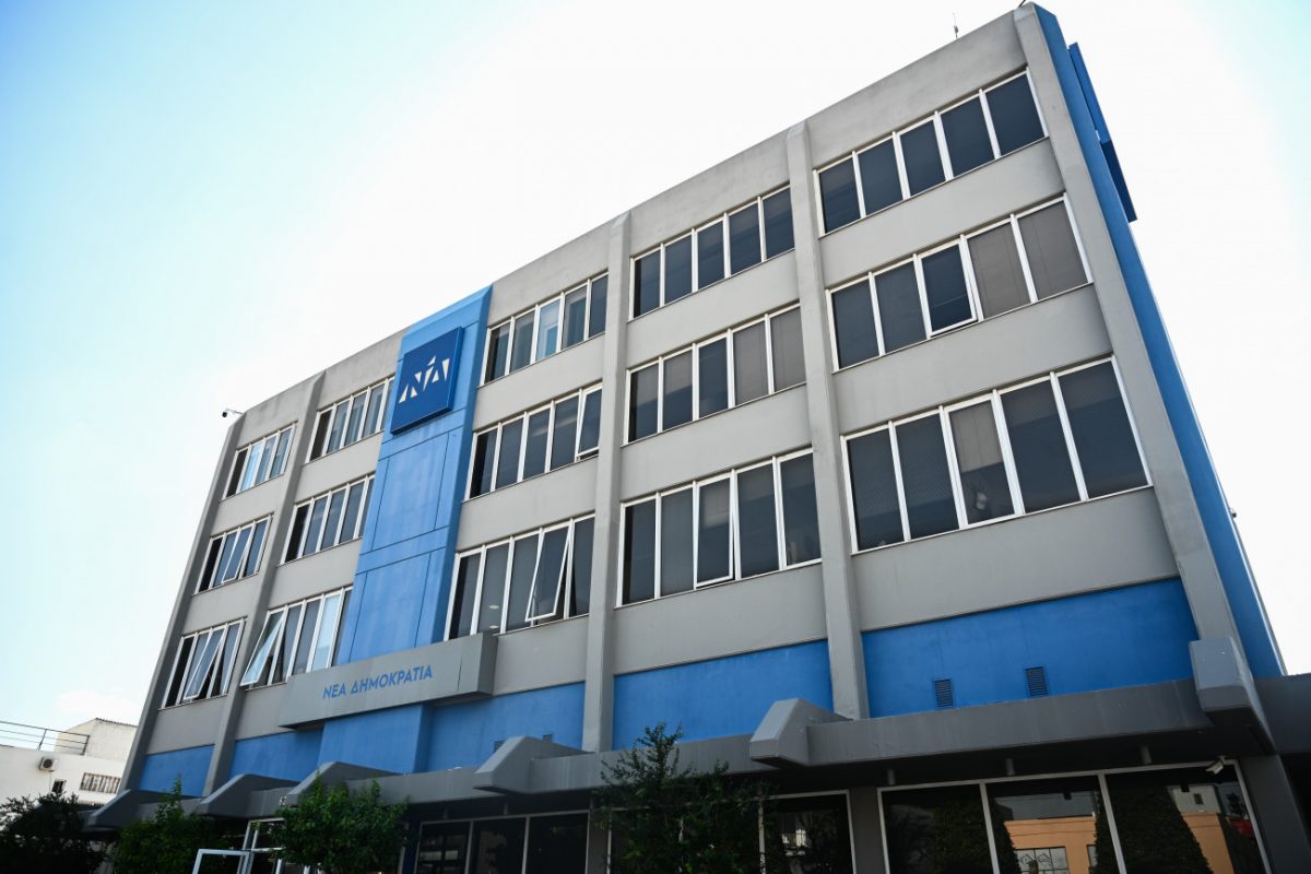 &Sigma;&tau;&eta; &sigma;&kappa;&iota;ά &tau;&eta;&sigmaf; &tau;&rho;&alpha;&gamma;&omega;&delta;ί&alpha;&sigmaf; &sigma;&tau;&alpha; &Tau;&rho;ί&kappa;&alpha;&lambda;&alpha; &eta; &pi;&omicron;&lambda;&iota;&tau;&iota;&kappa;ή &alpha;&tau;&zeta;έ&nu;&tau;&alpha; &tau;&eta;&sigmaf; &Nu;&Delta;