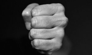 Σοκ στην αγορά της Παλλήνης: Καρέ καρέ ο άγριος ξυλοδαρμός κοσμηματοπώλη