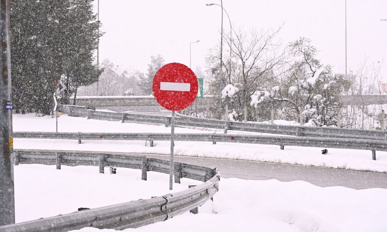 &Kappa;&alpha;&iota;&rho;ό&sigmaf;: &Chi;&iota;ό&nu;&iota;&alpha; &sigma;&tau;&alpha; &omicron;&rho;&epsilon;&iota;&nu;ά, &beta;&rho;&omicron;&chi;έ&sigmaf; &pi;&alpha;&nu;&tau;&omicron;ύ