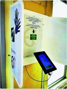 Υπάρχουν τεχνολογικά μέσα αλλά ο κοινωνικός αποκλεισμός παραμένει