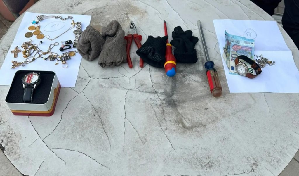 Διαρρήκτες πιάστηκαν στα πράσα – Συνελήφθησαν μέσα σε διαμέρισμα ενώ έκλεβαν χρυσαφικά