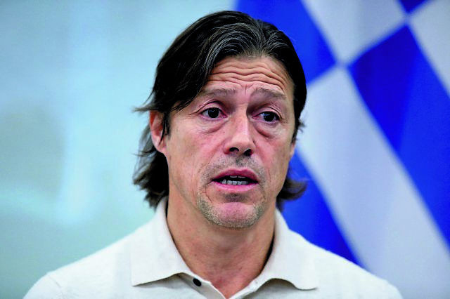 Ανατροπή και παραμονή του Αλμέιδα στην ΑΕΚ