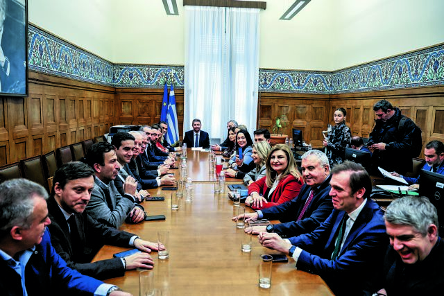 Εμπλεξαν τις γραμμές για τις συνεργασίες 