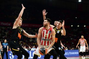 Ο Πίτερς ντύθηκε… Βεζένκοφ και… καθάρισε για τον Ολυμπιακό απέναντι στην ΑΕΚ