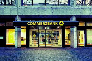 Σχεδιάζει μαζικές απολύσεις