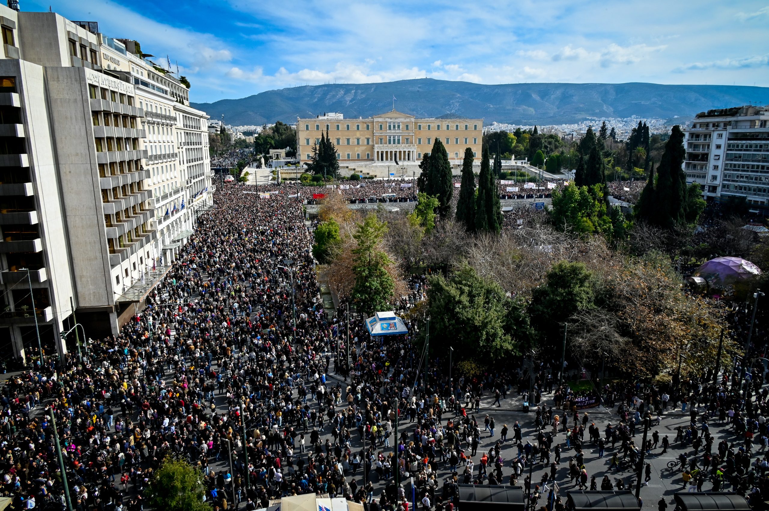 ΠΑΣΟΚ - ΣΥΡΙΖΑ: Το χάσμα μεταξύ τους δεν έκλεισε στο Σύνταγμα