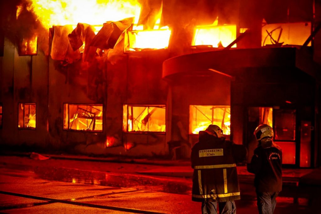 Καίγονται οι αποθήκες στο εργοστάσιο του Καραμολέγκου στο Κορωπί