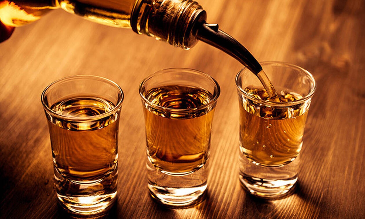 Σαντορίνη: Μία 17χρονη κατέρρευσε μετά από κατανάλωση αλκοόλ σε μπαρ του νησιού