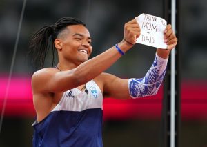 Καραλής: «Έχω αντιμετωπίσει ρατσισμό και κατάθλιψη»