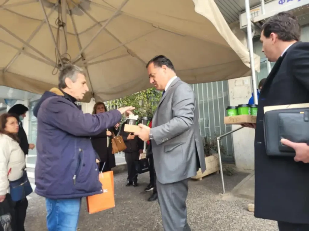 Γεωργιάδης: Άνοιξε με κλειδαρά φαρμακείο του ΕΟΠΥΥ – «Δεσμεύομαι ότι αυτό το αίσχος δεν θα ξαναγίνει»