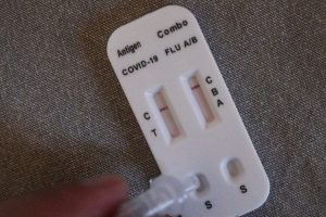 Ραγδαία αύξηση κρουσμάτων εποχικής γρίπης – «Δυναμική μετάδοση τις γιορτές», ποιοι κινδυνεύουν περισσότερο