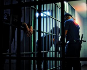 Σουηδία: Η κυβέρνηση θα καταθέσει νομοσχέδιο για φυλάκιση ανηλίκων από τα 13 έτη για βαριά εγκλήματα