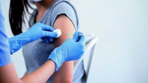 Ποιες ομάδες πολιτών θα πρέπει να εμβολιαστούν για κορονοϊό και γρίπη