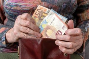 Συντάξεις χηρείας: Τα τρία σενάρια για τις περικοπές που βρίσκονται στο τραπέζι