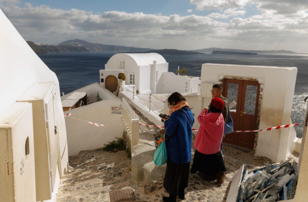 Πώς βιώνουν τους σεισμούς όσοι έχουν μείνει στη Σαντορίνη
