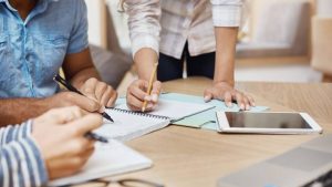 ΔΥΠΑ: Προγράμματα – μαμούθ για άνεργες γυναίκες