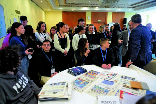 Μαθητές σε ρόλο δημοσιογράφων