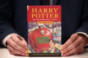 Rara carte Harry Potter salvată din gunoaie și vândută pentru 25.000 de euro   