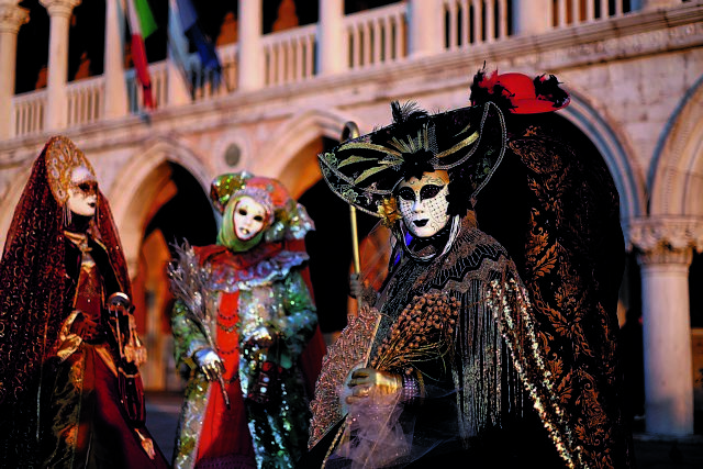 Χρυσοκέντητες στολές και χαμόγελα…