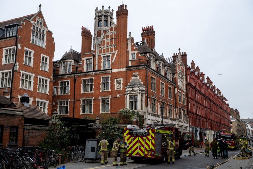 Λονδίνο: Βίντεο από τη φωτιά στο εμβληματικό ξενοδοχείο